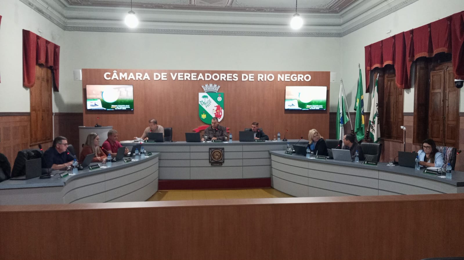 Câmara de Rio Negro aprova projetos, requerimentos e homenageia Colégio Dr. Ovande do Amaral durante 11ª Sessão Ordinária