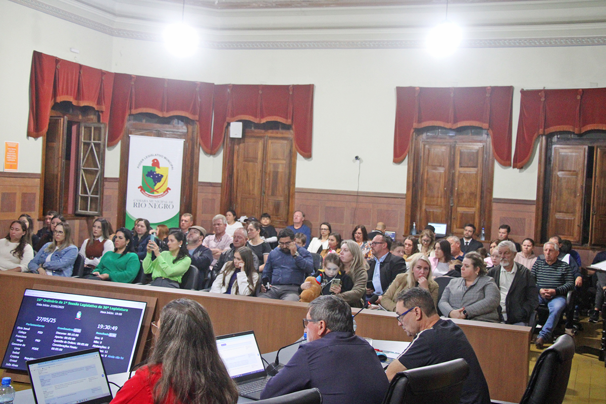 Câmara de Rio Negro debate saúde e homenageia alunos da rede municipal