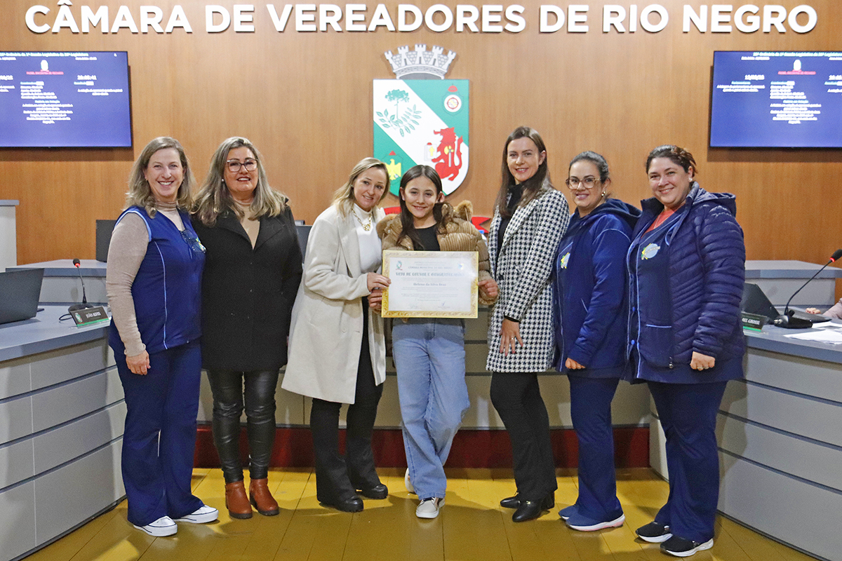 Câmara de Rio Negro entrega Votos de Louvor à aluna Helena da Silva Braz por destaque em concurso cultural