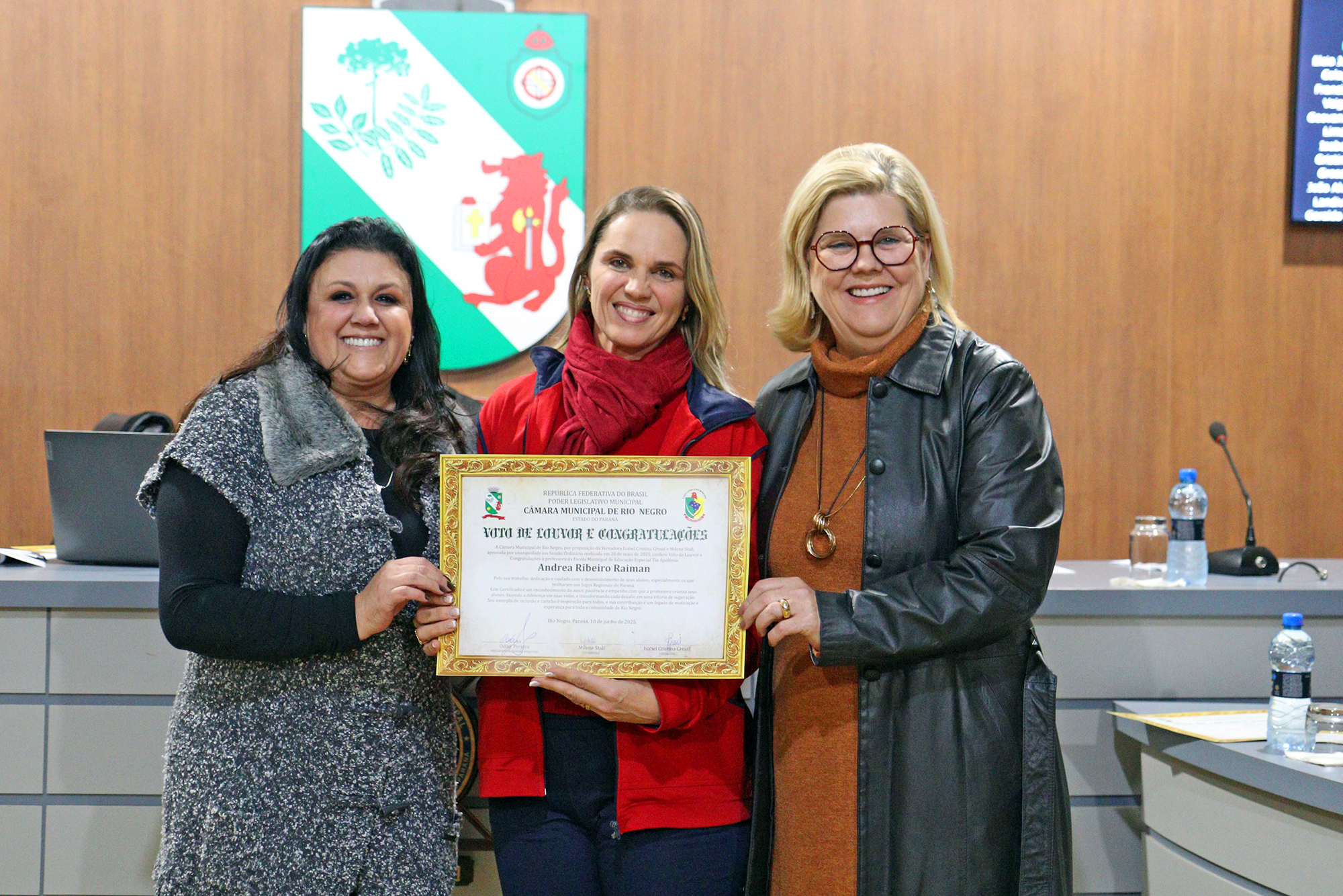 Câmara de Rio Negro realiza emocionante homenagem aos alunos e professores da Escola Tia Apolônia