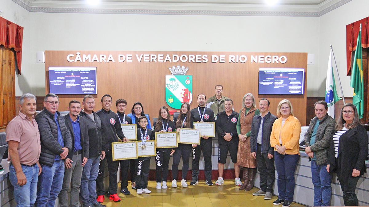 Câmara de Rio Negro homenageia atletas do karatê por conquistas e exemplo de dedicação