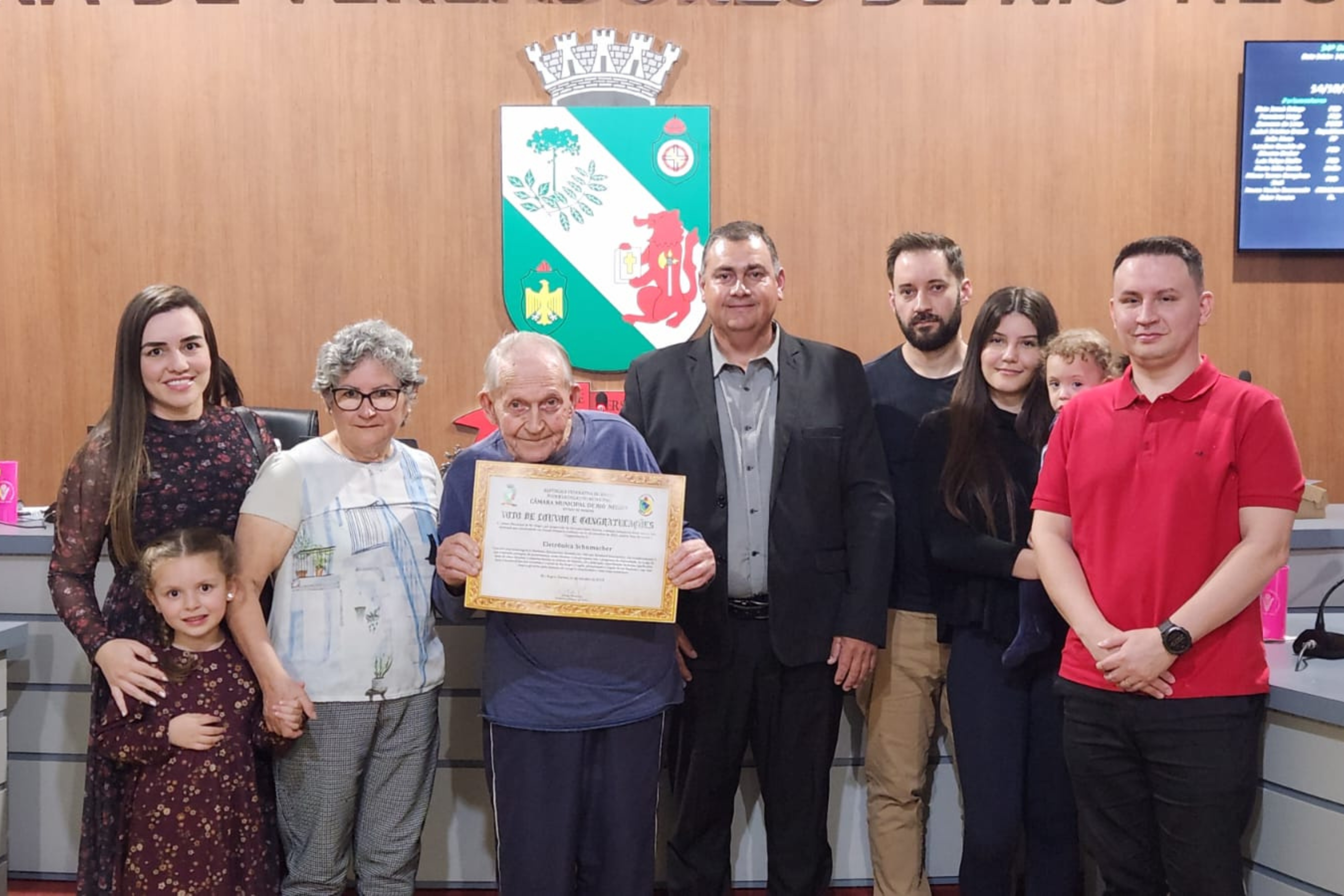 Câmara de Rio Negro presta homenagem a Bernhard Schumacher por sua trajetória e dedicação à comunidade