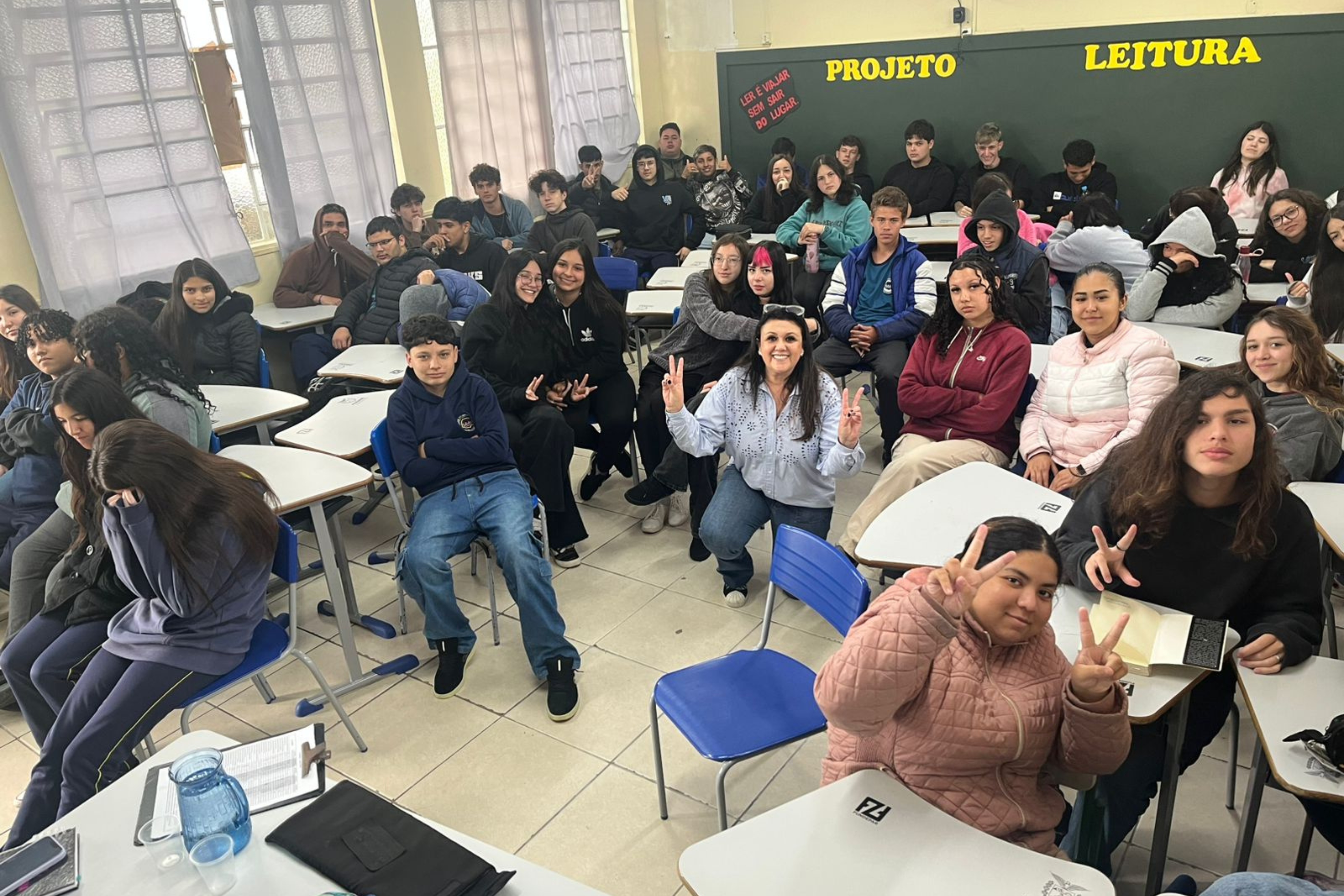 Vereadora Milene Stall conversa com estudantes sobre o papel do Legislativo