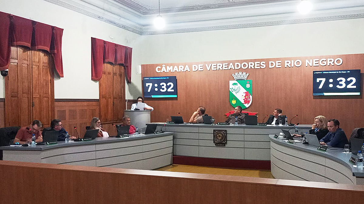 Vereadora Milene utiliza tribuna da Câmara para defender valorização da educação e dos professores
